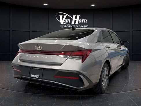 Used 2024 Hyundai Elantra SEL FWD image 7