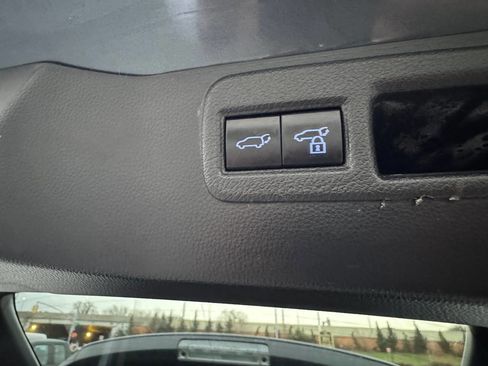 Used 2022 Toyota Venza LE image 25