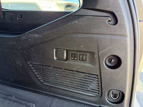 Used 2023 Chevrolet Suburban Premier image 34