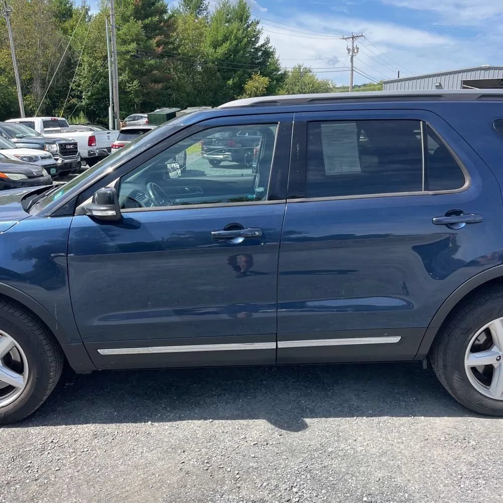 Used 2017 Ford Explorer XLT w/ Equipment Group 202A AWD/4WD image 4