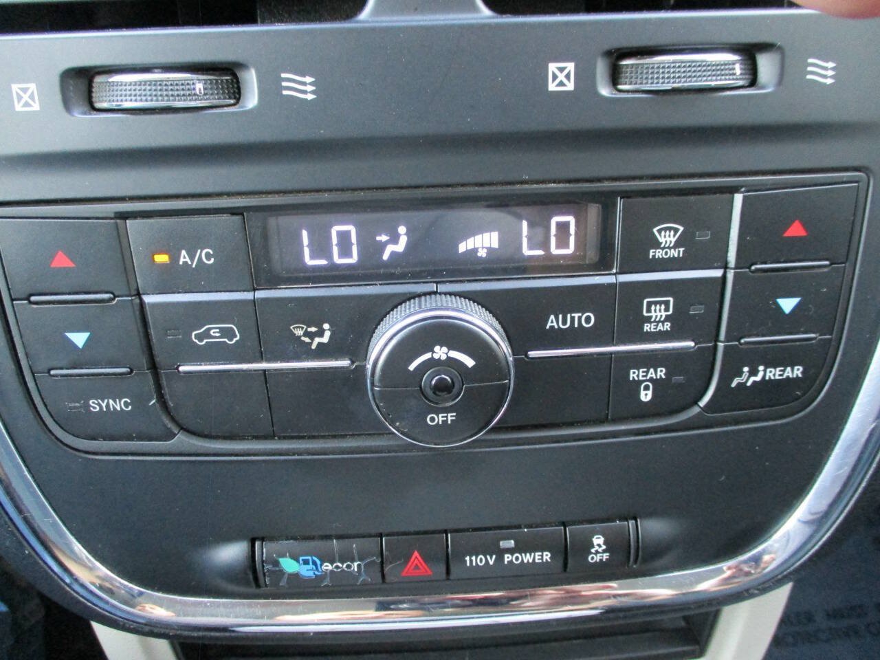 Used 2012 Chrysler Town & Country Touring FWD image 40