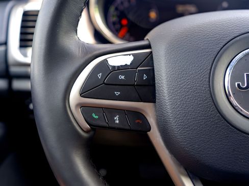 Used 2020 Jeep Grand Cherokee Altitude RWD image 15