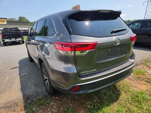 Used 2018 Toyota Highlander LE FWD image 7