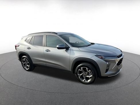 Used 2025 Chevrolet Trax LT image 2