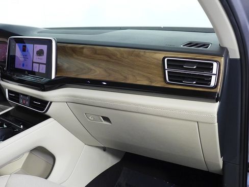Certified 2025 Volkswagen Atlas SE w/ Panoramic Sunroof Package FWD image 14