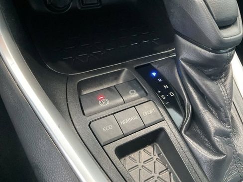 Used 2019 Toyota RAV4 LE image 11