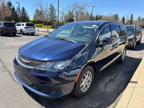 Used 2017 Chrysler Pacifica Touring FWD image 6