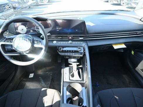 Used 2025 Hyundai Elantra SEL w/ Cargo Package image 12