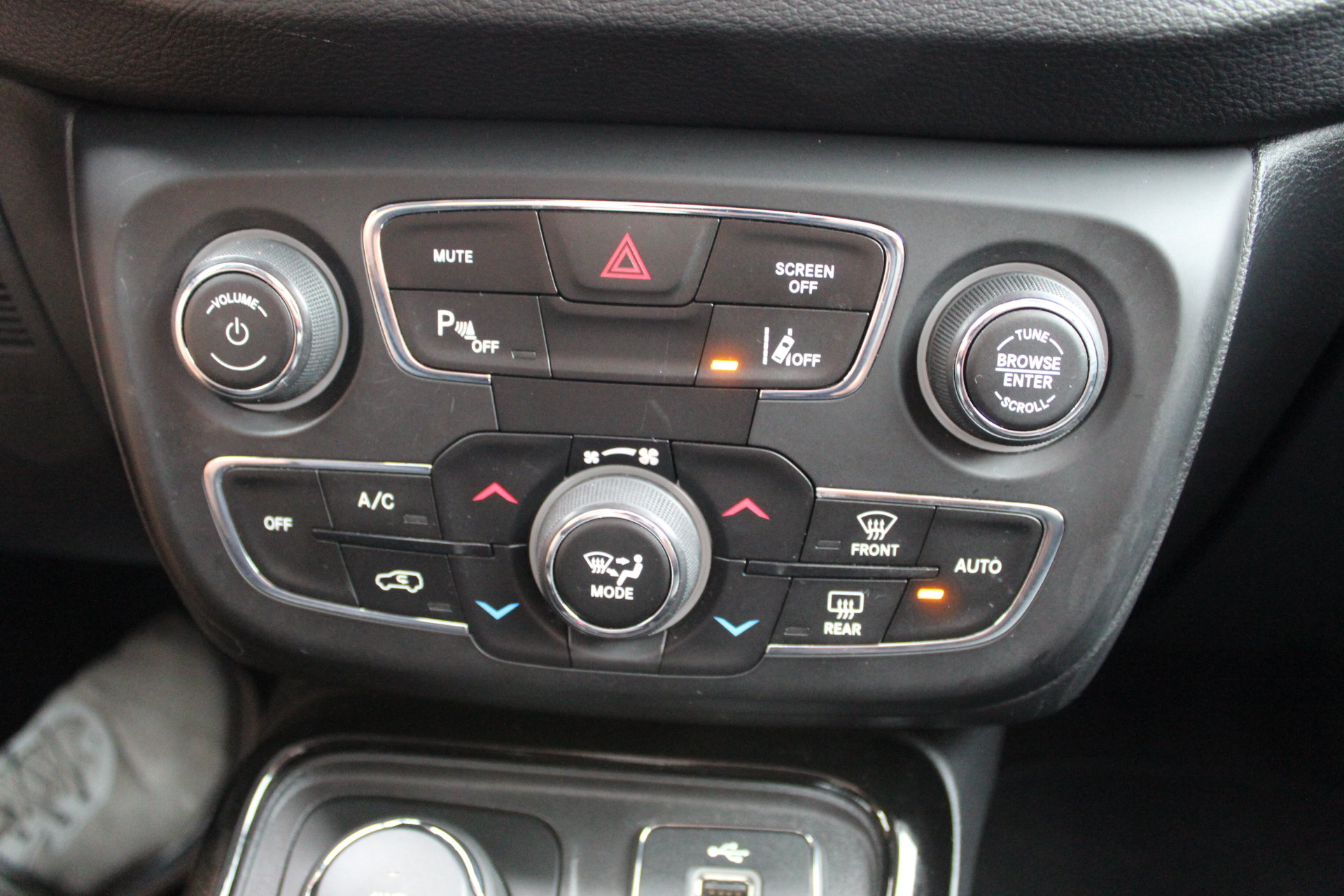 Used 2018 Jeep Compass Limited w/ Navigation Group AWD/4WD image 40