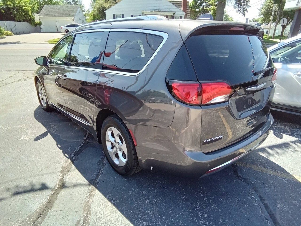 Used 2017 Chrysler Pacifica Touring-L Plus FWD image 10