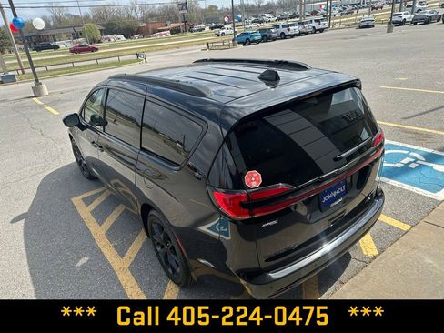 Used 2025 Chrysler Pacifica Limited FWD image 7