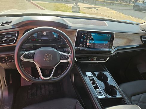 Used 2025 Volkswagen Atlas SE image 16