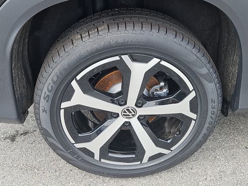New 2026 Volkswagen Tiguan SE AWD/4WD image 3