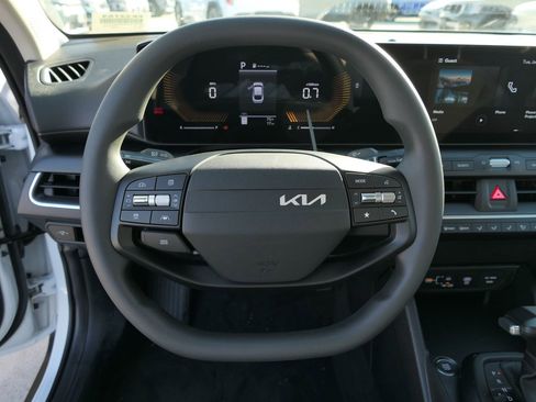 New 2025 Kia K4 LXS image 16