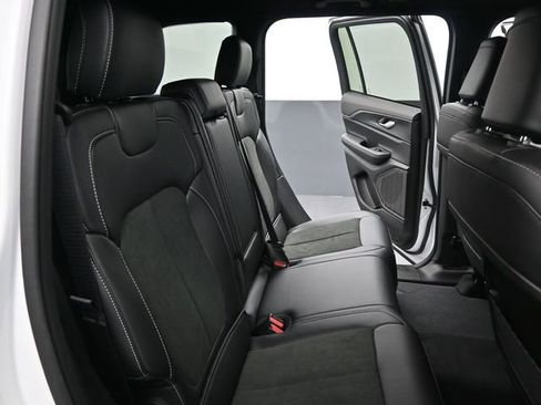 New 2025 Jeep Grand Cherokee Altitude AWD/4WD image 18