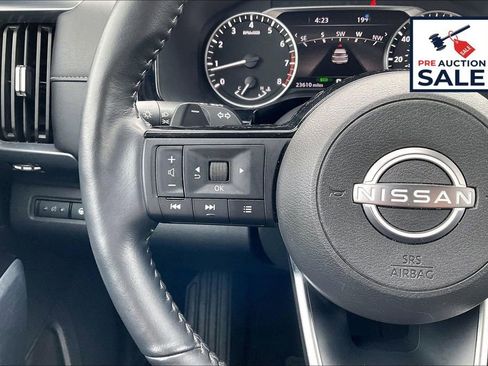 Used 2025 Nissan Pathfinder SL image 18