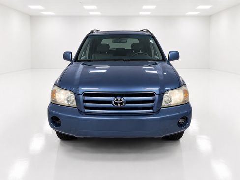 Used 2005 Toyota Highlander 4WD V6 w/ 3rd Row image 2