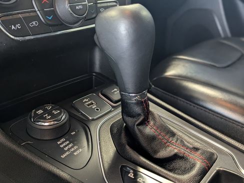 Used 2019 Jeep Cherokee Trailhawk w/ Comfort/Convenience Group image 32