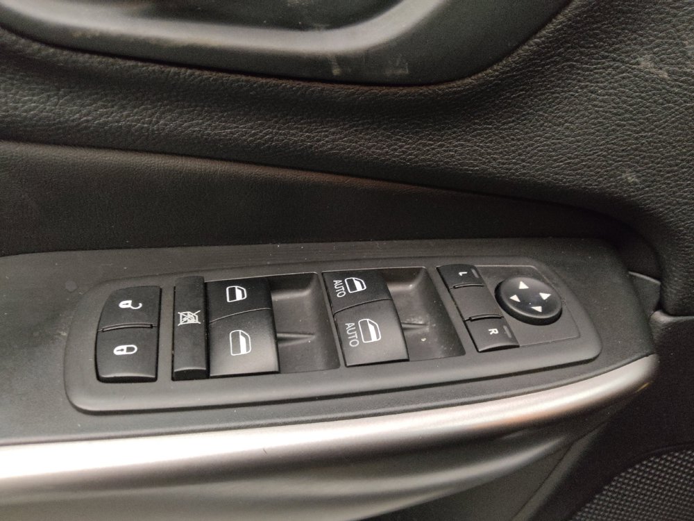 Used 2019 Jeep Cherokee Latitude Plus w/ Cold Weather Group AWD/4WD image 27