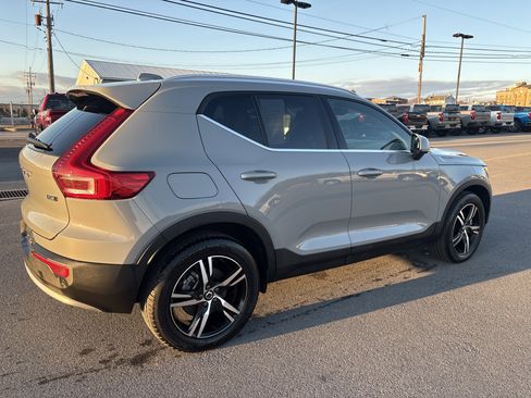 Used 2025 Volvo XC40 B5 Core image 3