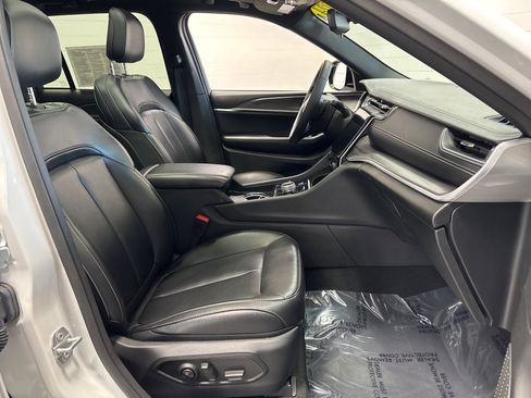 Used 2024 Jeep Grand Cherokee Limited w/ Black Appearance Package image 11