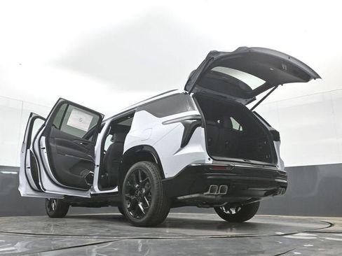 New 2026 Chevrolet Traverse RS w/ LPO, Floor Liner Package FWD image 99