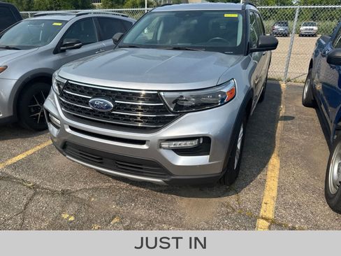 Used 2021 Ford Explorer XLT w/ Equipment Group 202A AWD/4WD image 2