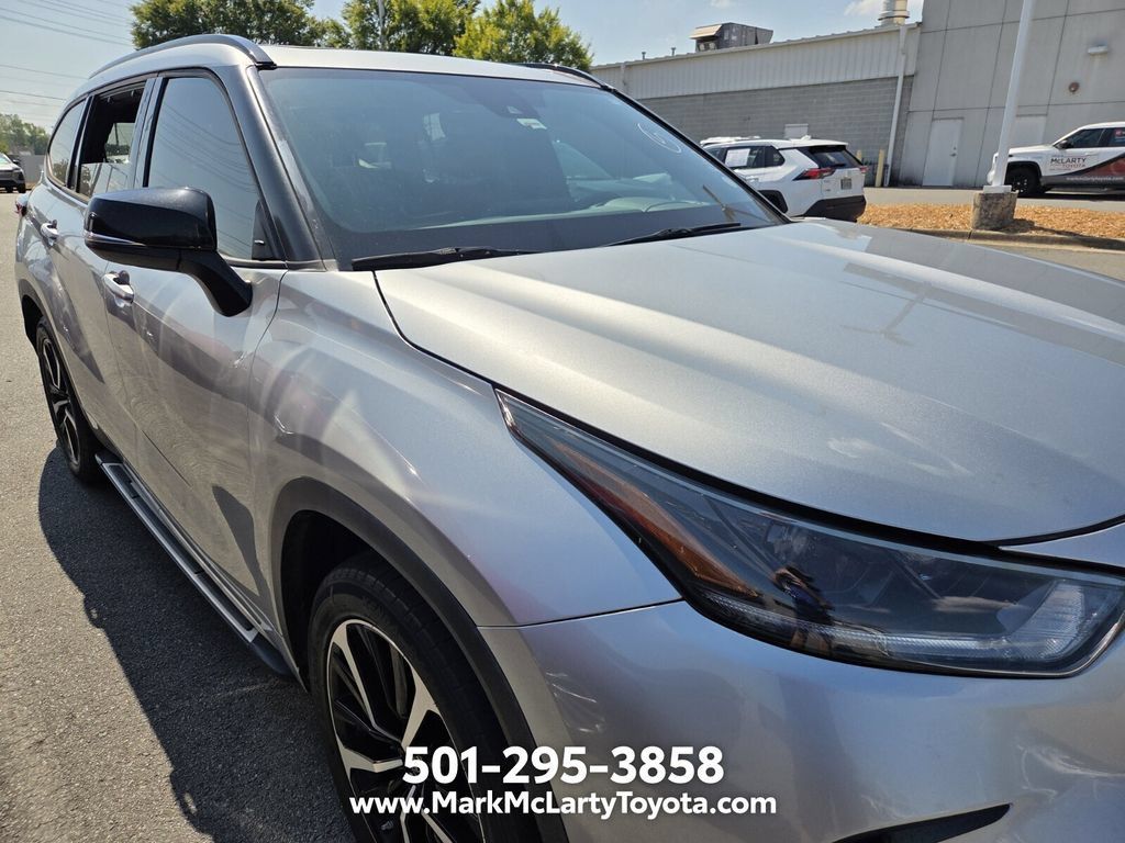Used 2021 Toyota Highlander XSE FWD image 9