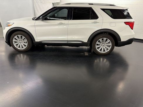 Used 2023 Ford Explorer Limited w/ Equipment Group 301A AWD/4WD image 2