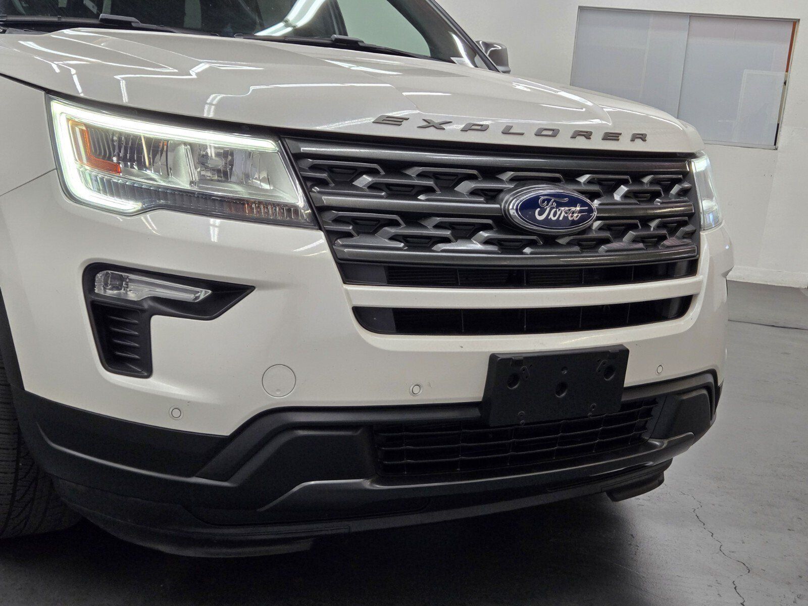 Used 2018 Ford Explorer XLT w/ Equipment Group 202A AWD/4WD image 5
