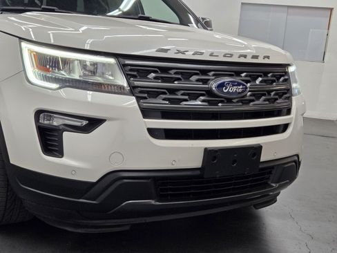 Used 2018 Ford Explorer XLT w/ Equipment Group 202A AWD/4WD image 5