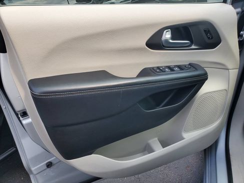 Used 2024 Chrysler Pacifica Touring-L FWD image 6