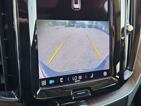 Used 2022 Volvo XC60 B5 Momentum image 32