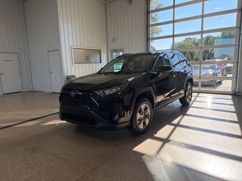 Used 2022 Toyota RAV4 LE AWD/4WD image 2