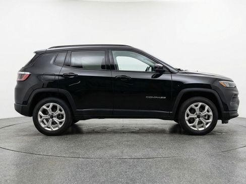Used 2025 Jeep Compass Latitude image 11