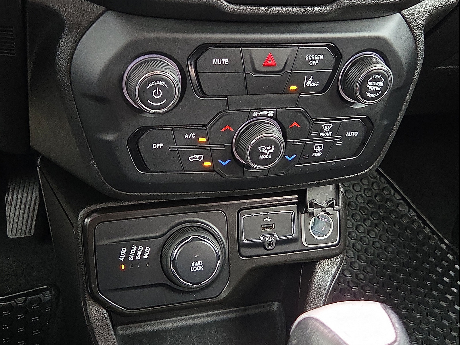 Used 2023 Jeep Renegade Latitude AWD/4WD image 17