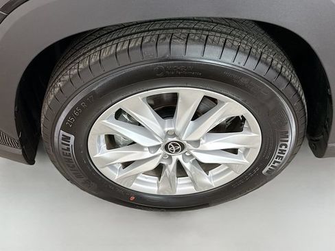 Used 2025 Toyota Corolla Cross LE AWD/4WD image 29