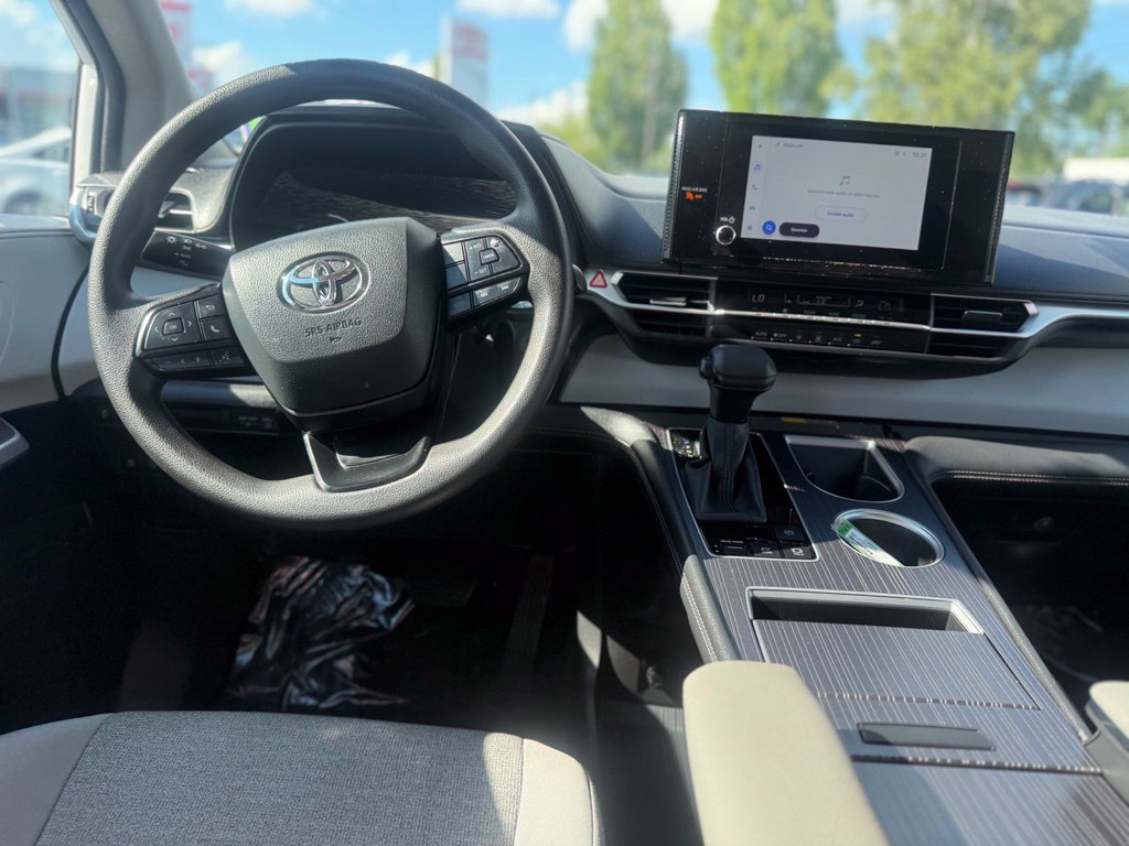 Certified 2025 Toyota Sienna LE FWD image 17