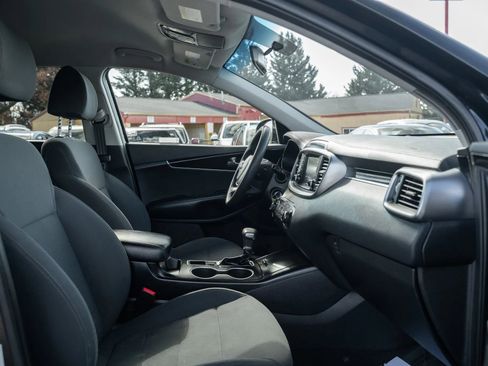Used 2019 Kia Sorento LX image 12