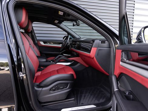 Certified 2024 Porsche Cayenne AWD/4WD image 32