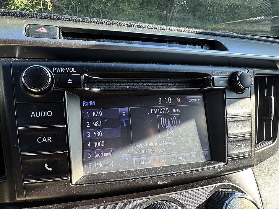 Used 2018 Toyota RAV4 LE FWD image 3
