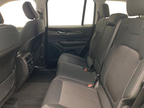 Used 2023 Jeep Grand Cherokee Laredo AWD/4WD image 18