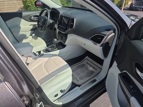 Used 2019 Jeep Cherokee Limited w/ Trailer Tow Group AWD/4WD image 14