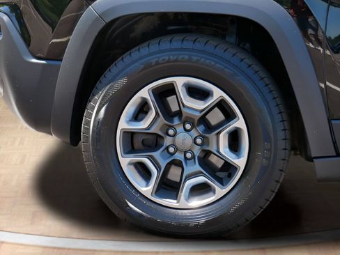 Used 2019 Jeep Cherokee Trailhawk w/ Cold Weather Group AWD/4WD image 9