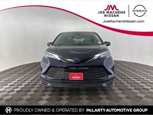 Used 2025 Toyota Sienna LE image 2