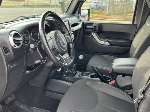 Used 2018 Jeep Wrangler Unlimited Rubicon w/ Connectivity Group image 10