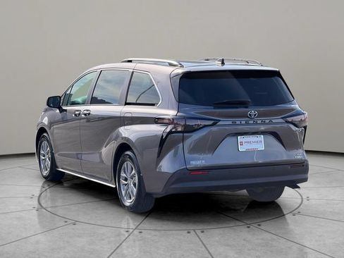 Used 2023 Toyota Sienna XLE FWD image 4