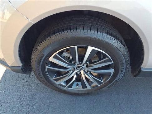 Used 2023 Toyota Venza LE image 4