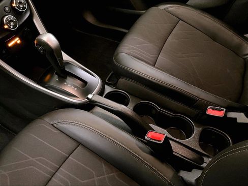 Used 2022 Chevrolet Trax LT w/ LT Convenience Package image 16