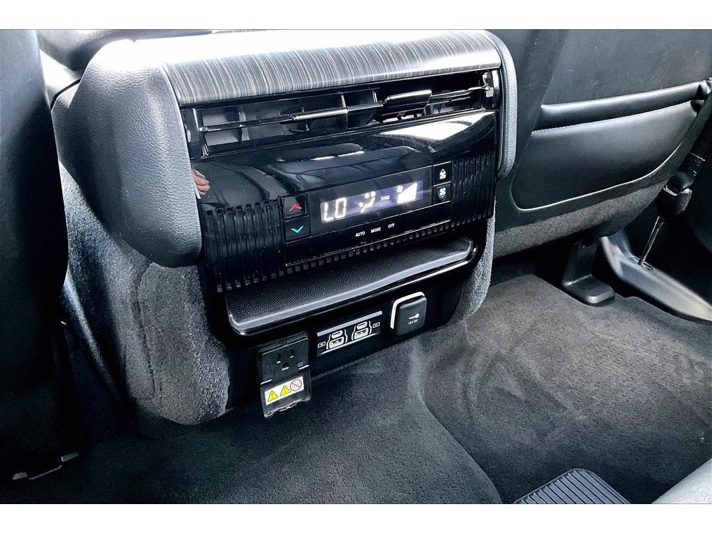 Certified 2024 Jeep Wagoneer Series II w/ Flexible Seating Group AWD/4WD image 13